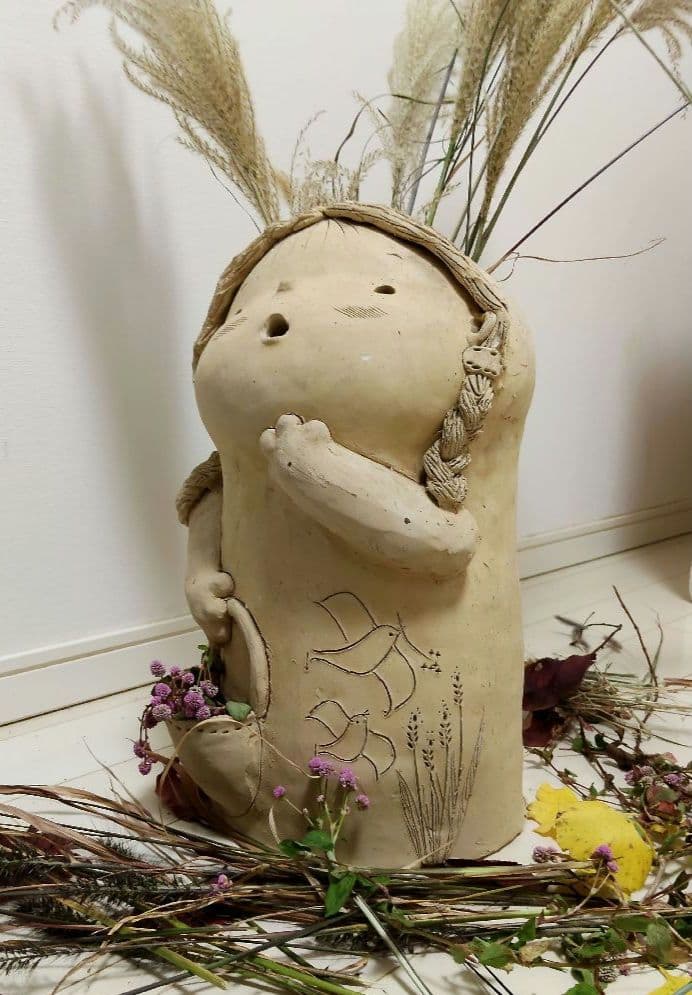 素焼き陶器·花かごを持った三つ編みの女の子と、ツノが愛らしい幼い鬼っ子