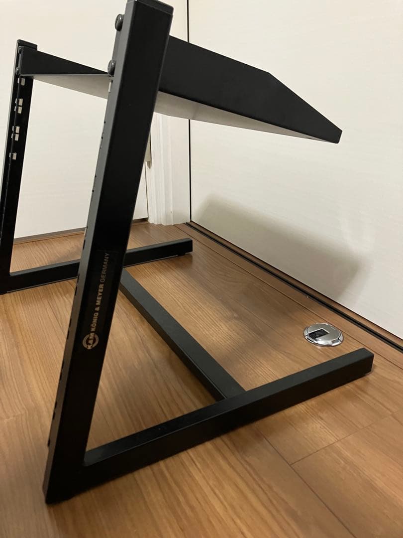 K&M 8Uデスクトップ用ラックスタンド+トレイ+ヘッドホンホルダー