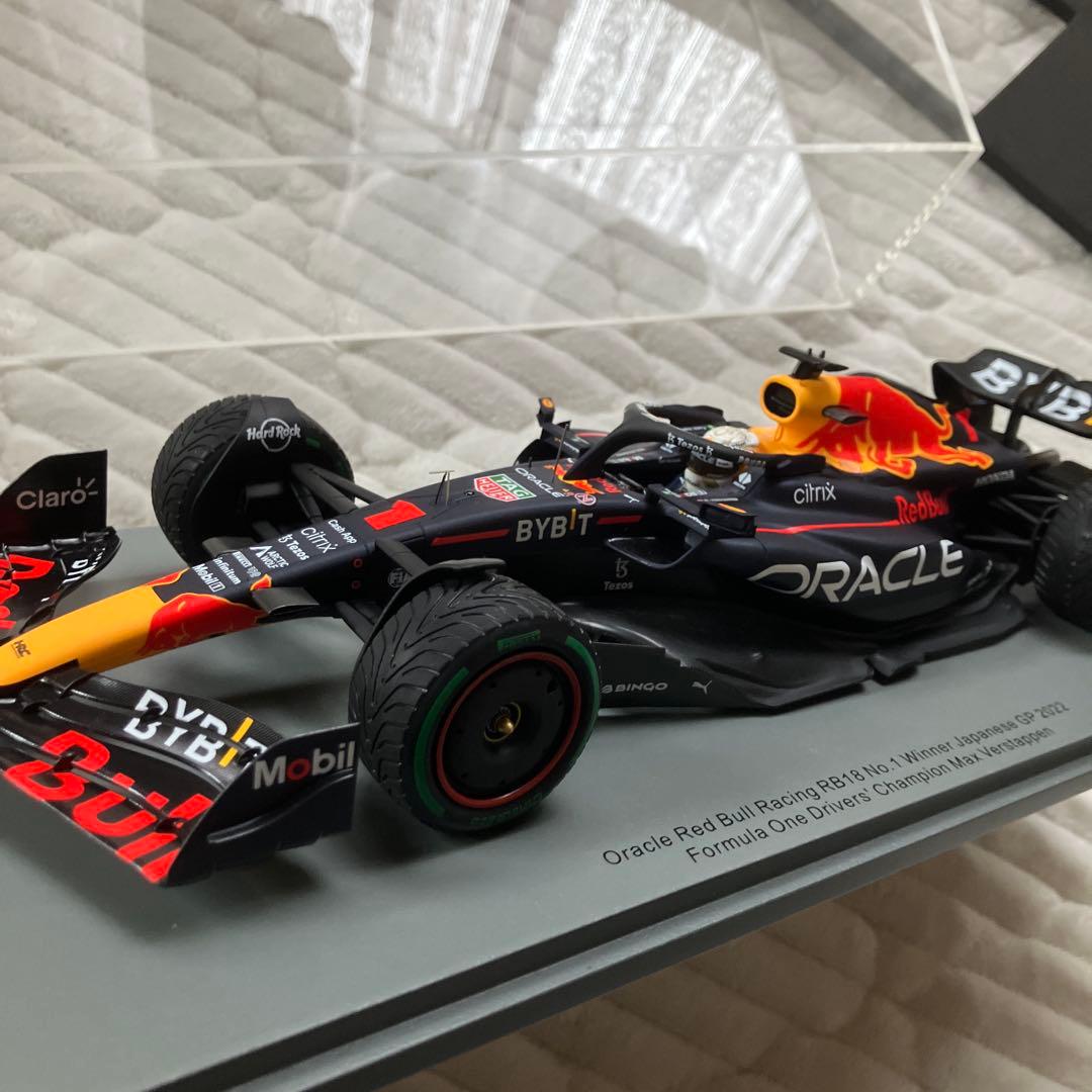 Oracle Red Bull Racing RB18 ミニカー 1/18