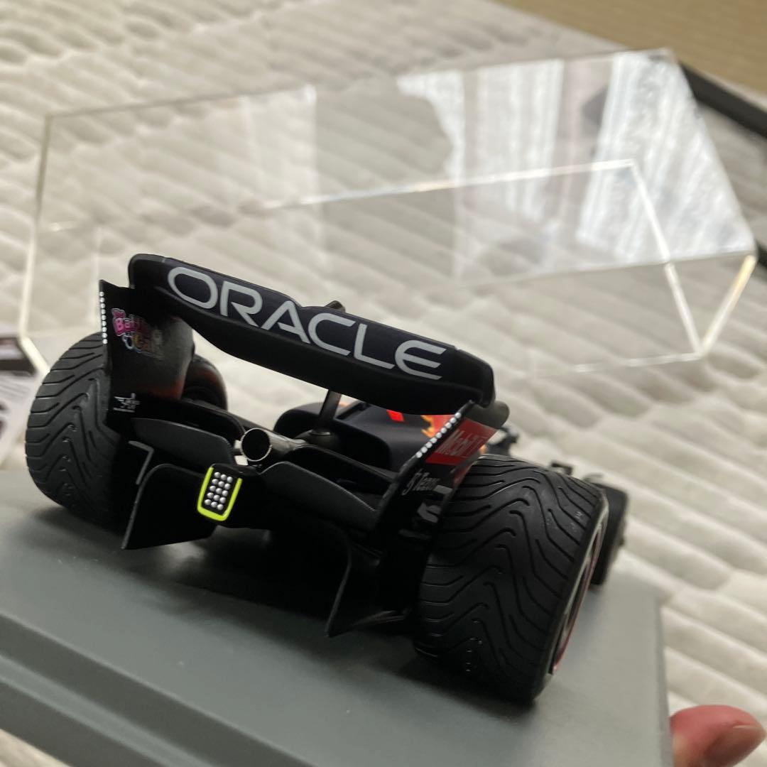 Oracle Red Bull Racing RB18 ミニカー 1/18
