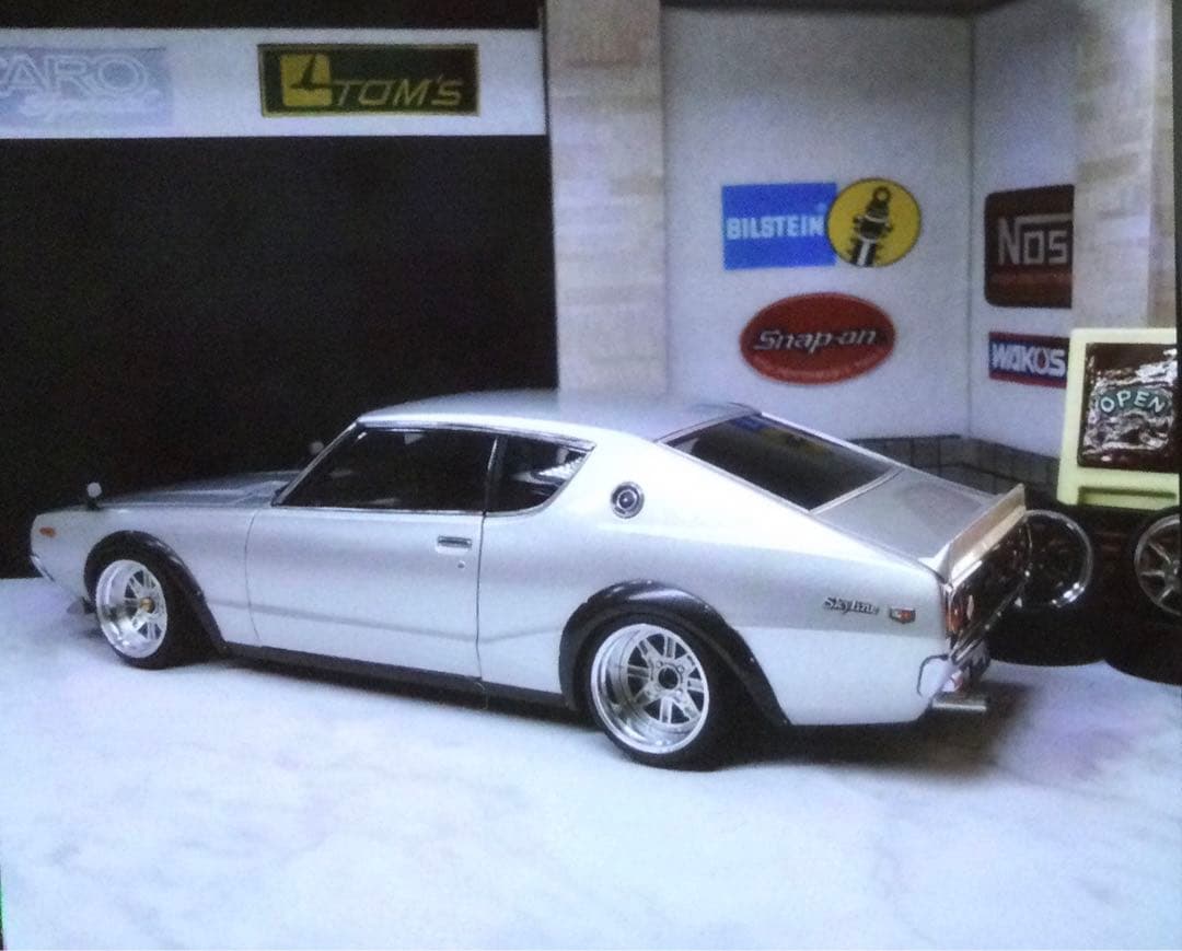 オートアート1/18 スカイラインGTーR シルバー　シャツおまけ付き