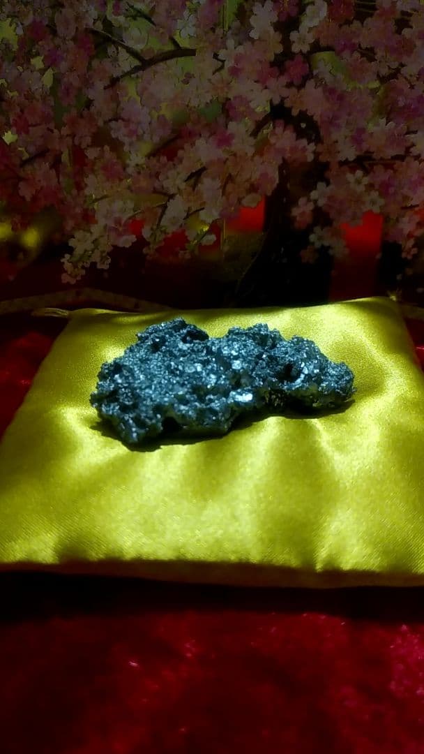 日刀保たたら/玉鋼(たまはがね)/日本刀原料/76グラム/ミニ座布団つき