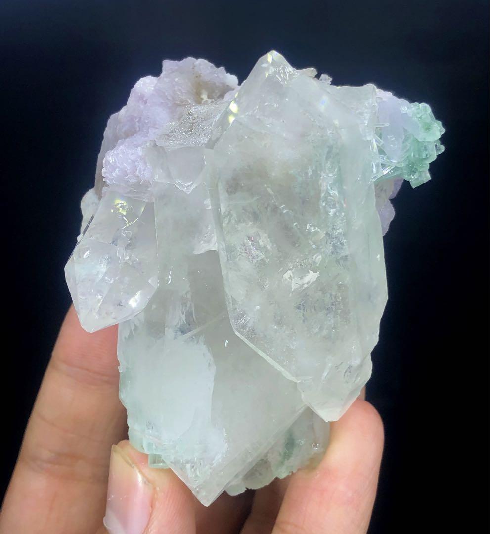 ピンクのレピドライト雲母が付いた、終端された水晶上のグリーントルマリンクラスター