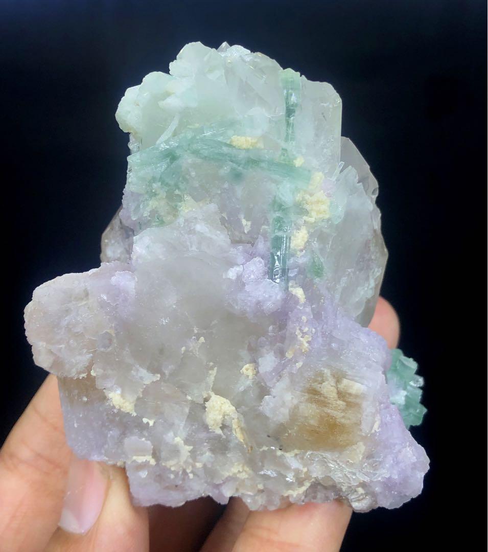 ピンクのレピドライト雲母が付いた、終端された水晶上のグリーントルマリンクラスター