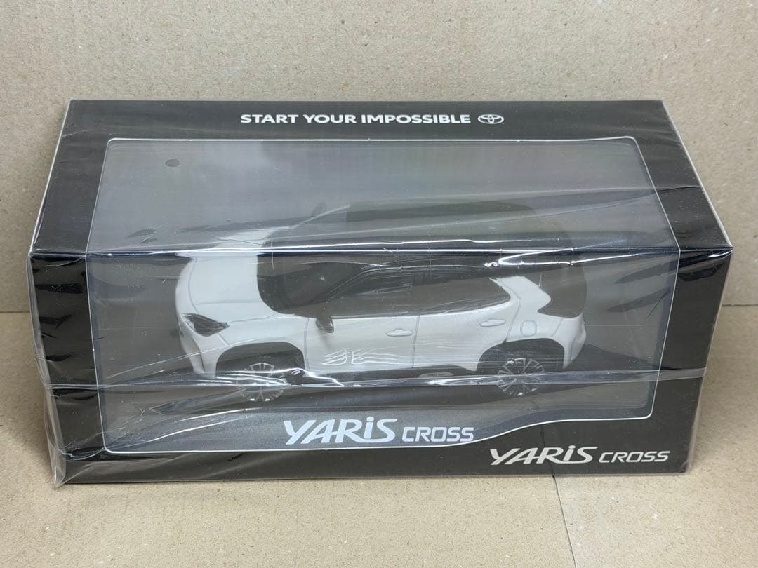 トヨタ ヤリスクロス ブラック×ホワイトパール カラーサンプルミニカー 色見本
