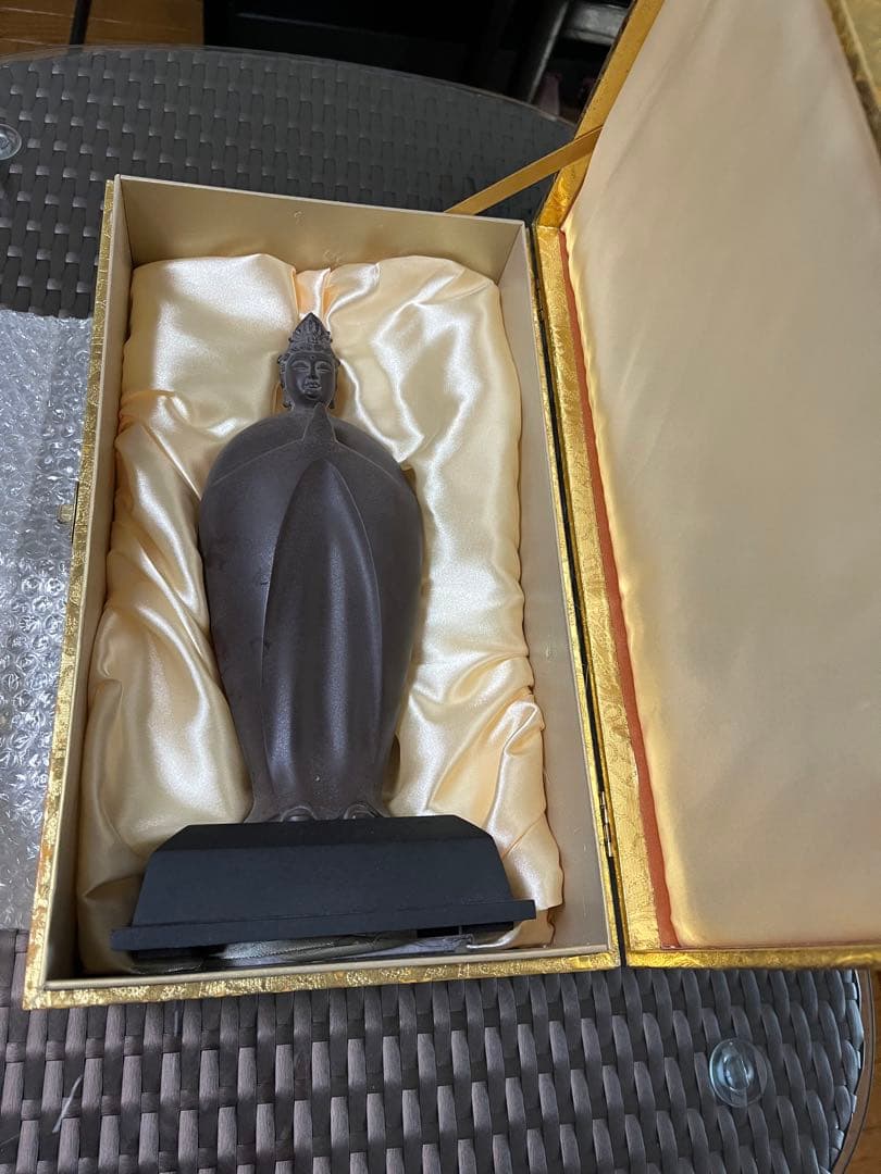 合掌観音像　仏像　仏教アート　彫刻　黒曜石　イスム　砂岩石