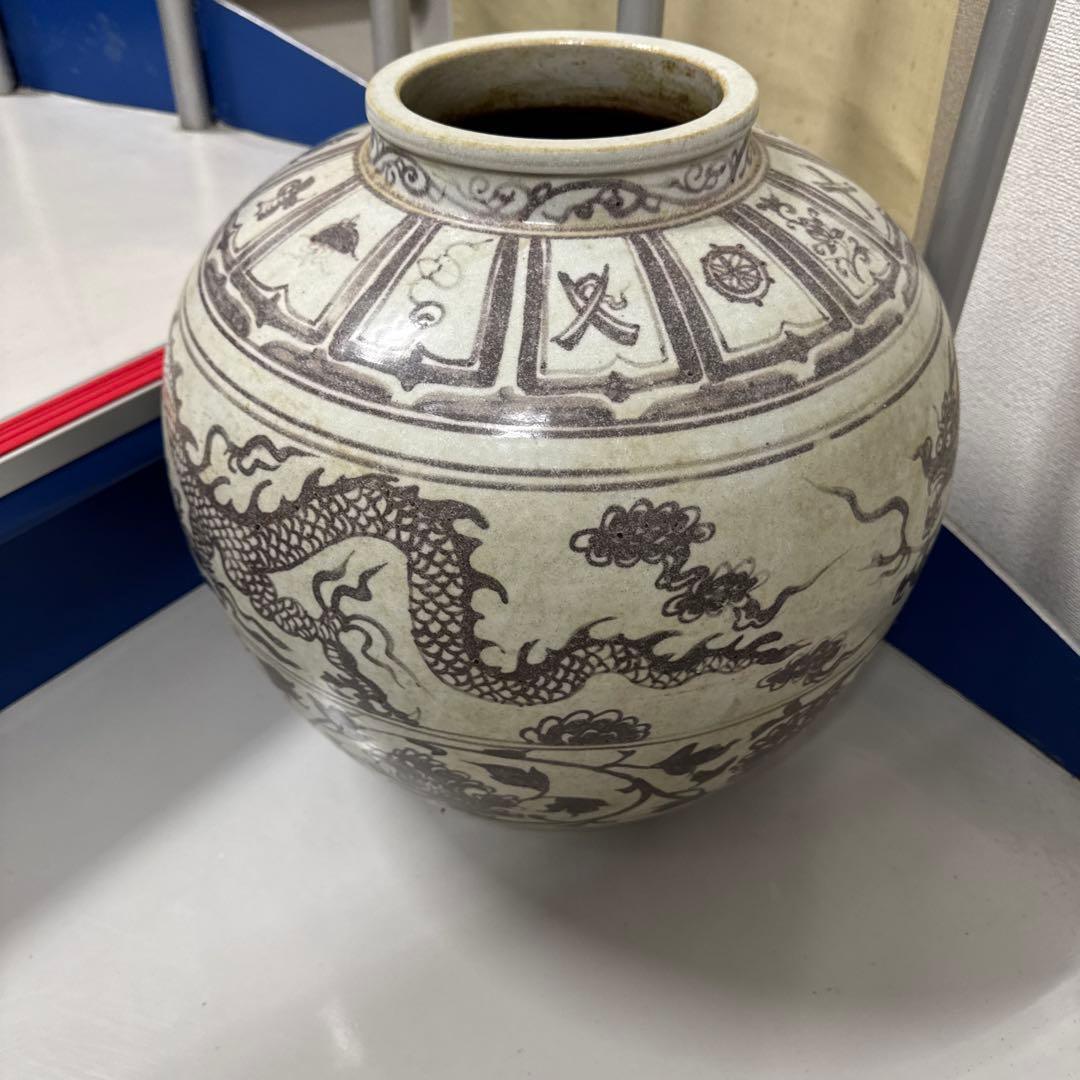 ドラゴン装飾の陶器壺
