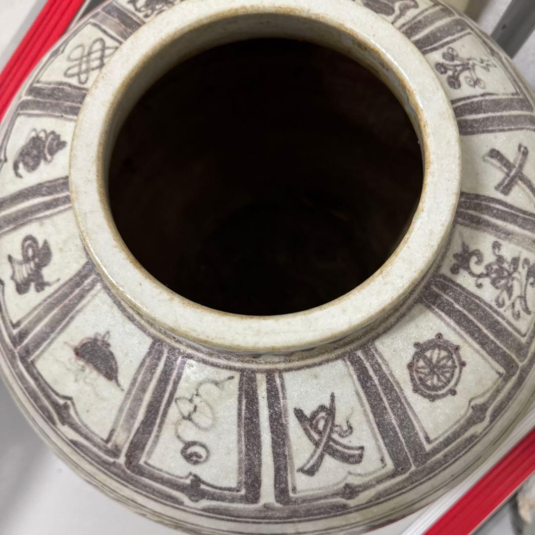 ドラゴン装飾の陶器壺