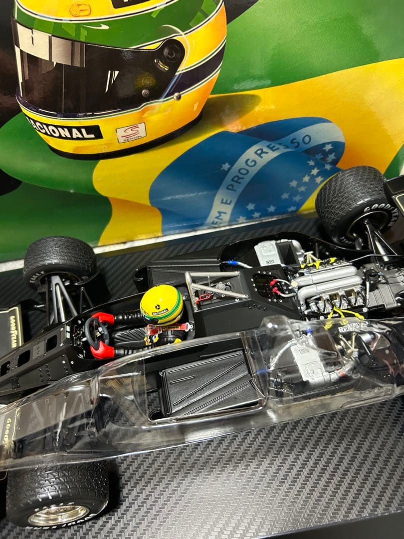 AYRTON SENNA F1カー 1/18スケール、ディスプレイケースつき