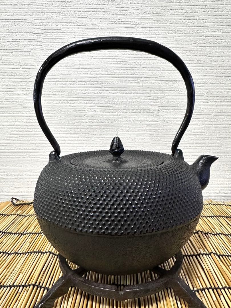 未使用品、供箱等付属品付　南部三厳堂造　１５型アラレ　南部鉄瓶　南部鉄器