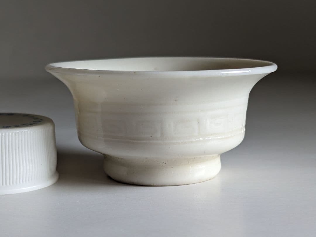 ♦白磁盃 陽刻雷紋様 盃 杯 猪口 古美術品 酒器 酒杯 骨董品 コレクション
