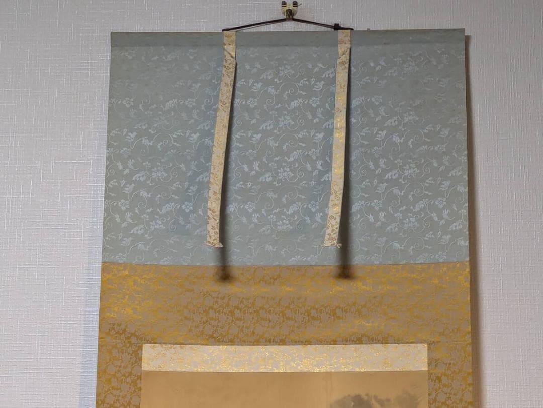 【真作】掛軸　岩上虎図　威風堂々　精密筆致の日本画　山間を行く猛虎　S143