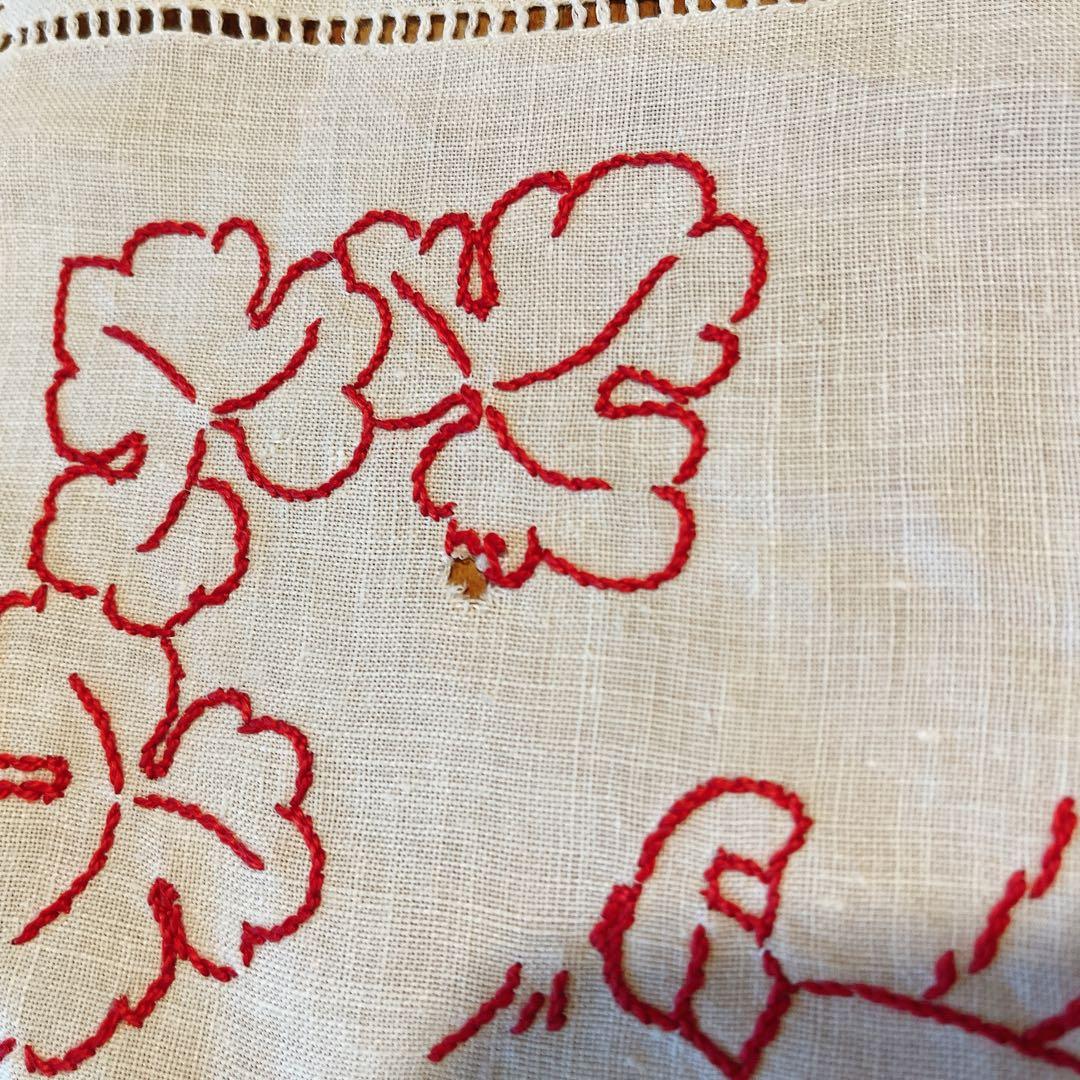 赤い刺繍が可愛いテーブルクロス
