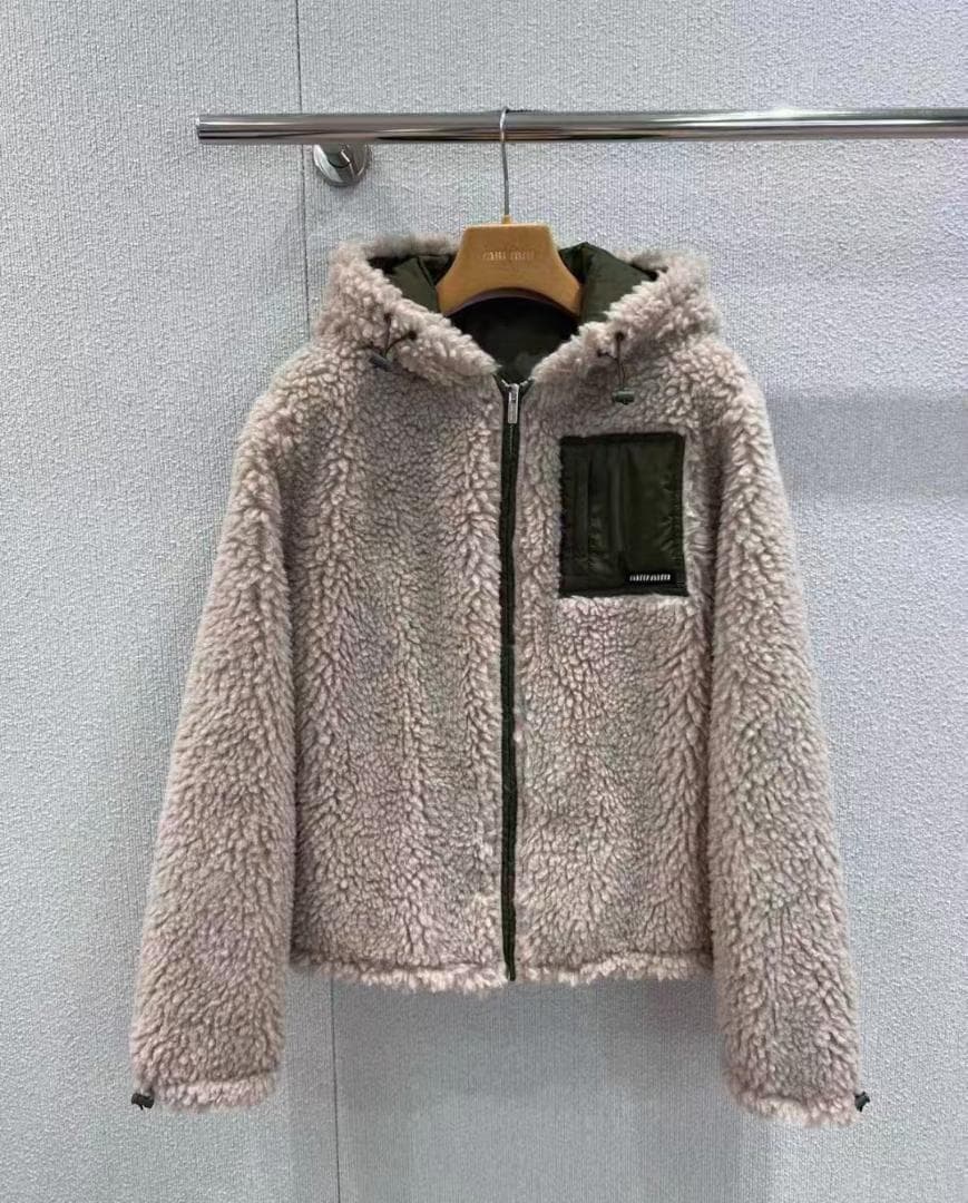 miumiuフード付きボアジャケット