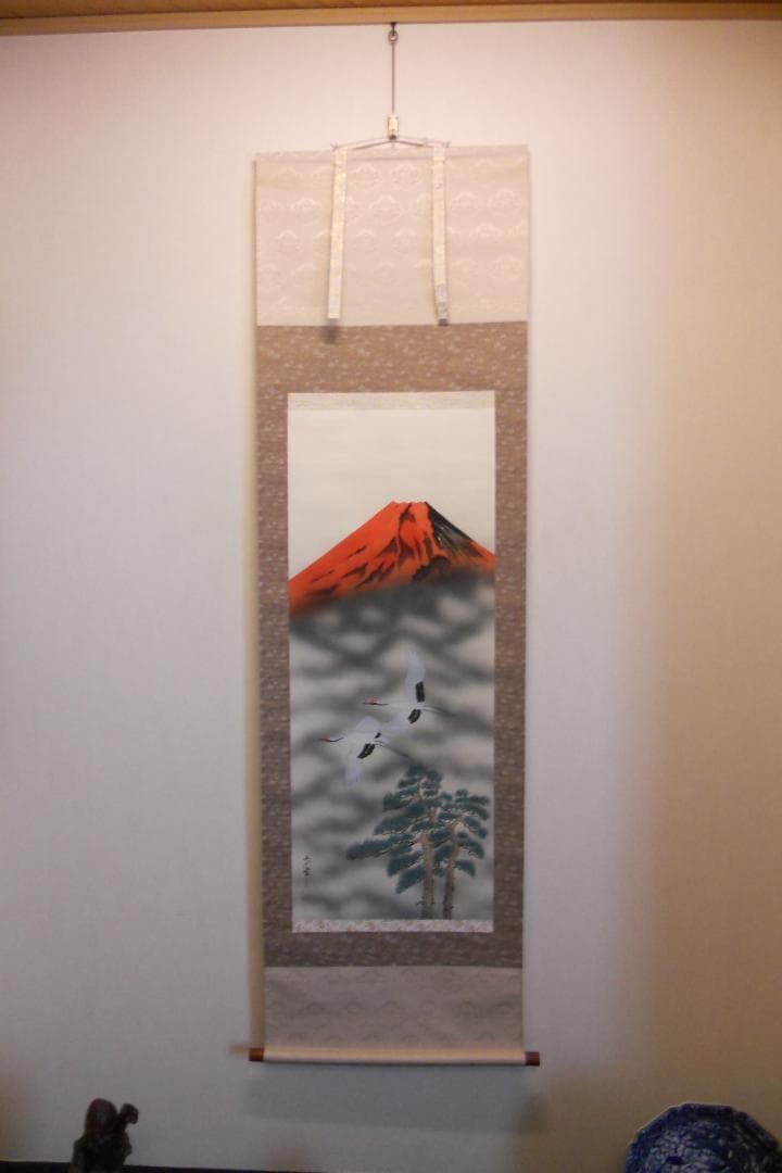 掛け軸 春峰 赤富士双鶴 絹本 希少 軸装 茶道具 掛軸 美品 です。