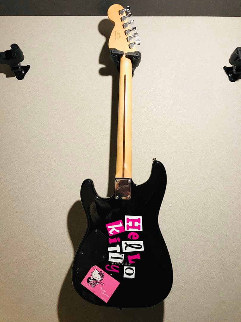 値下げ‼️超レア‼️ブラックのSquier ストラトキャスター ハローキティデザイン