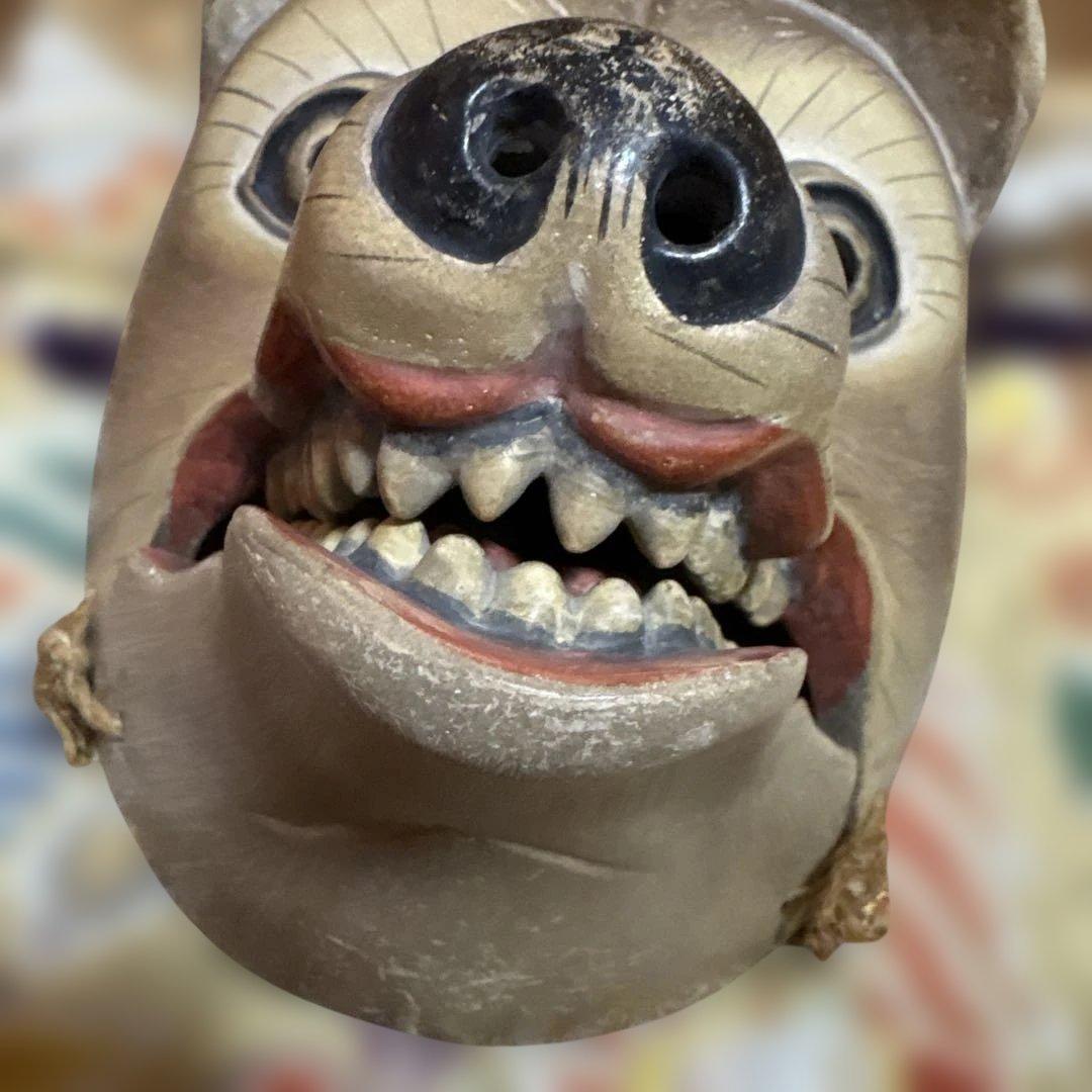 狸の顔 木製お面 伝統的装飾付き