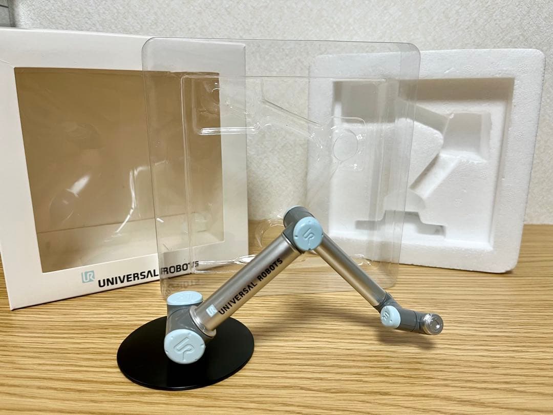 希少 UNIVERSAL ROBOTS ミニチュアロボット模型