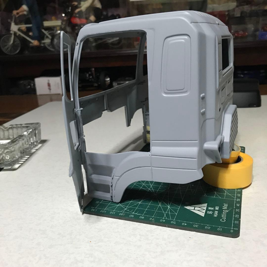 タミヤ1/14LESU日野キャビン加工中