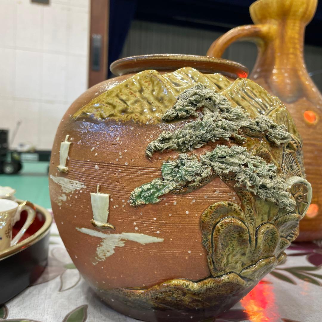 信楽焼の山と松の彫刻花瓶