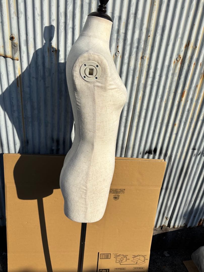 女性用 マネキン トルソー 可動式腕付きスタンド付きベージュ針打ち可