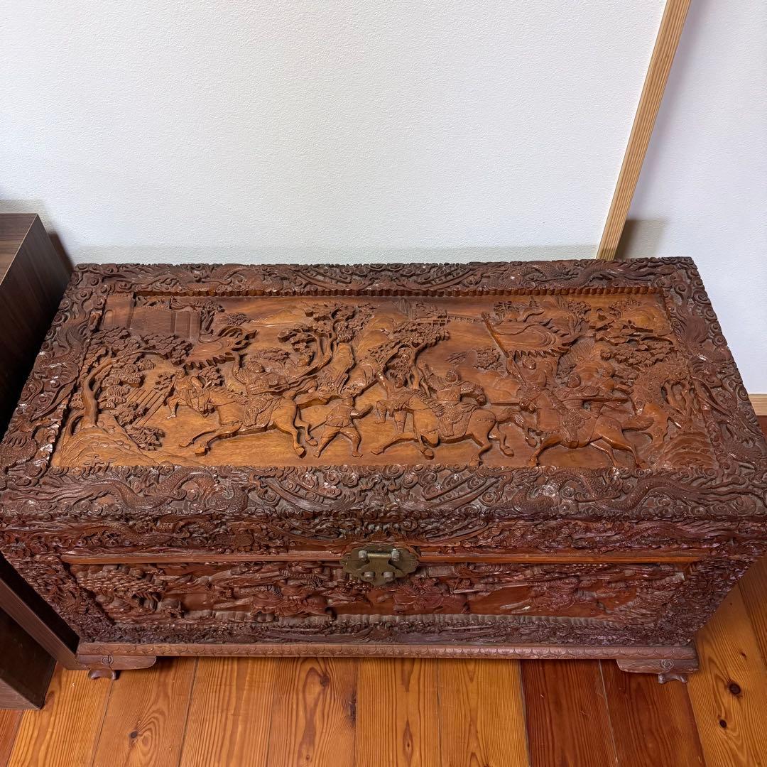中国美術　アンティーク　木彫り衣装箱　家具　李朝　買取品　ディスプレー