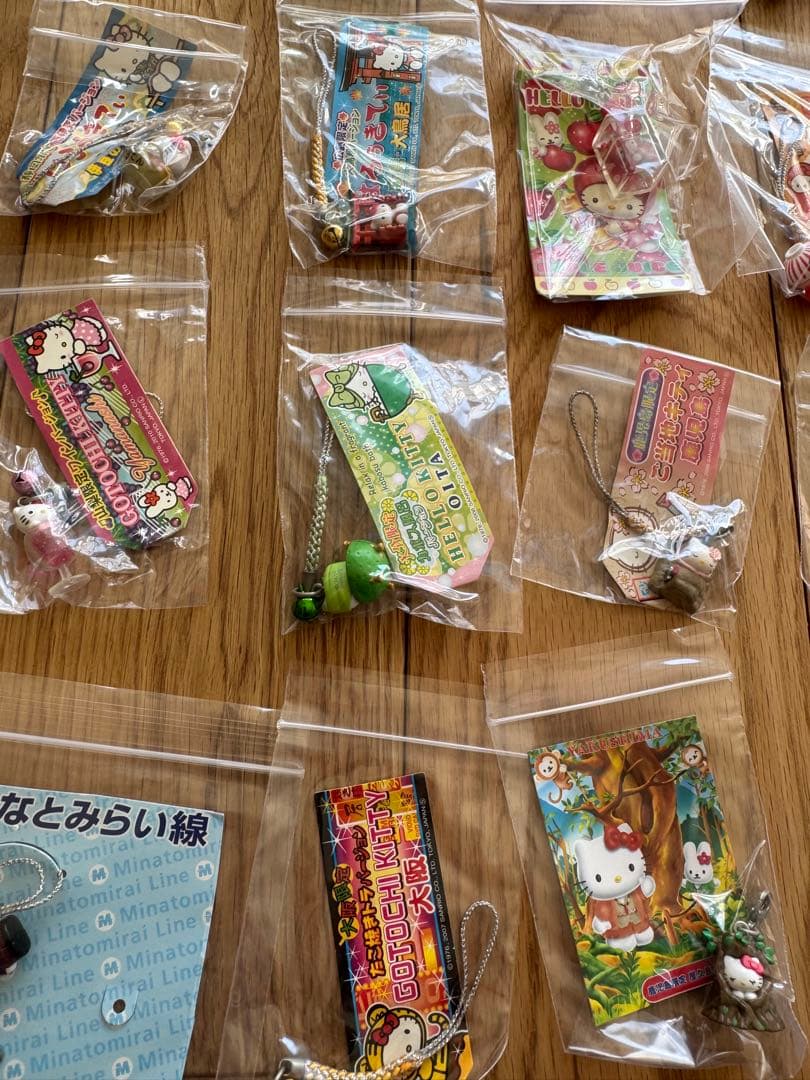 ハローキティーご当地ストラップ 121個セット まとめ売り(バラ売り不可)