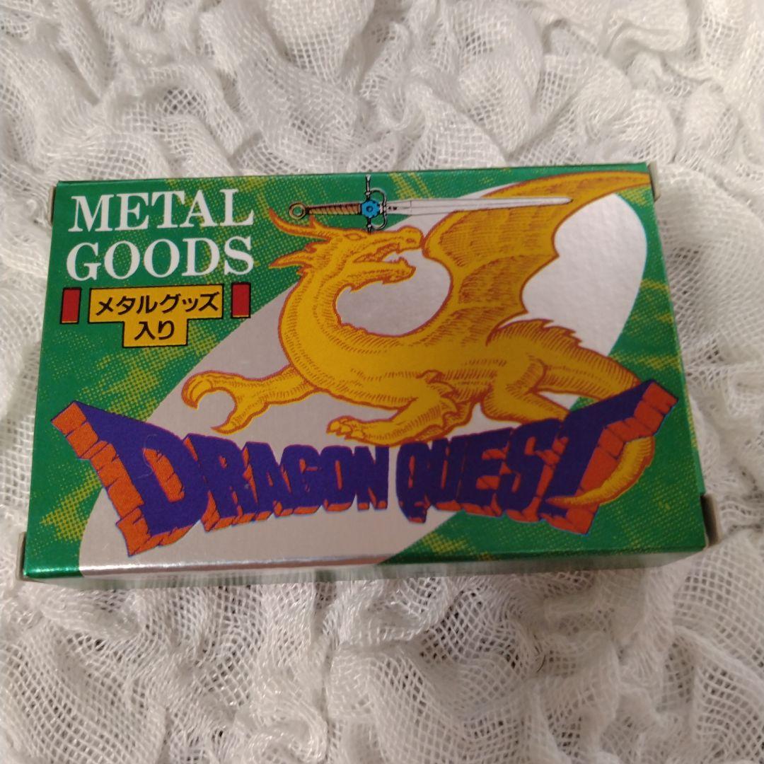 まー　メタルグッズ箱付きとウェファーチョコの袋