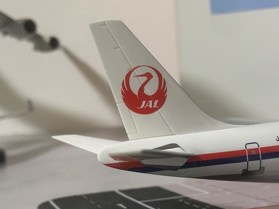 ｊａｌｕｘ公式モデル１／２００日航ＤＣ８－６１プラスティック樹脂製完成品