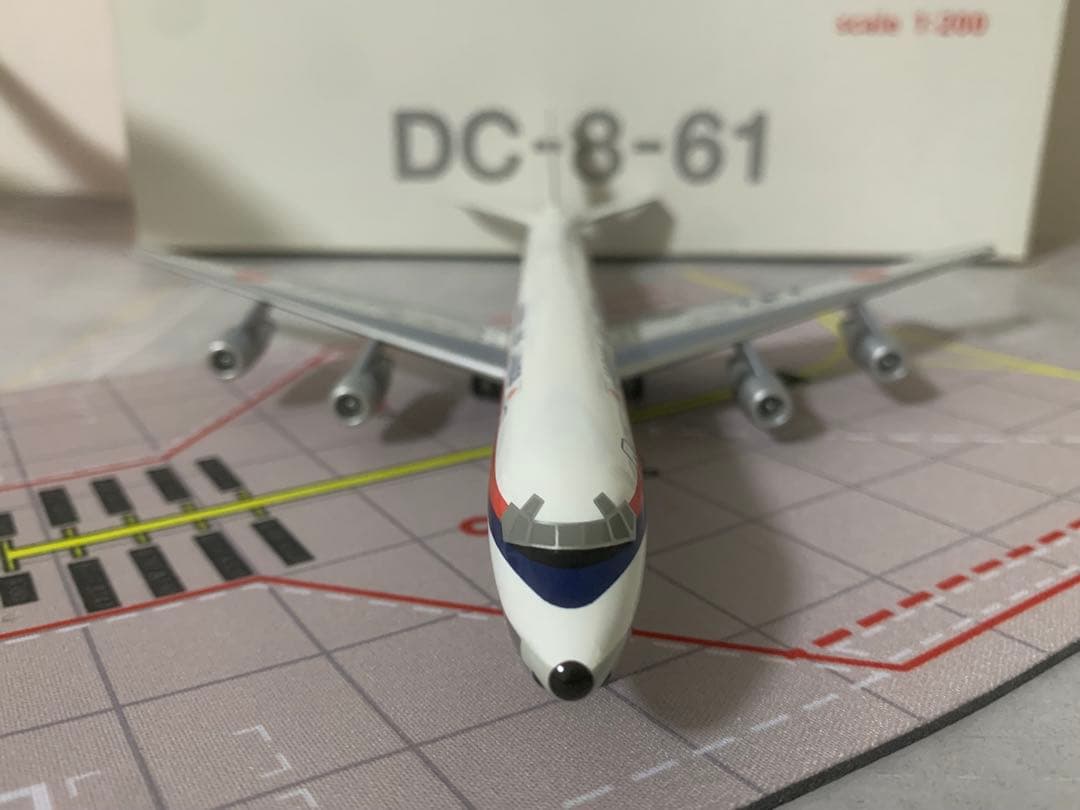 ｊａｌｕｘ公式モデル１／２００日航ＤＣ８－６１プラスティック樹脂製完成品