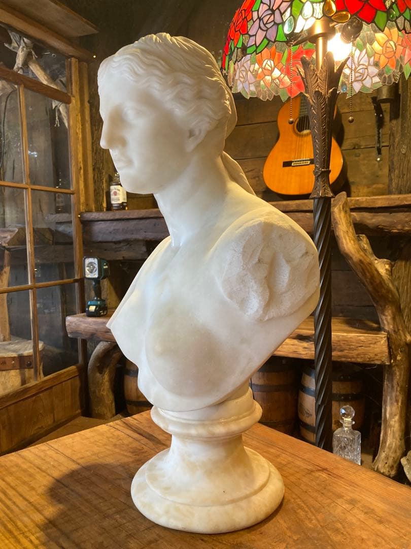ビーナスの胸像　大理石像