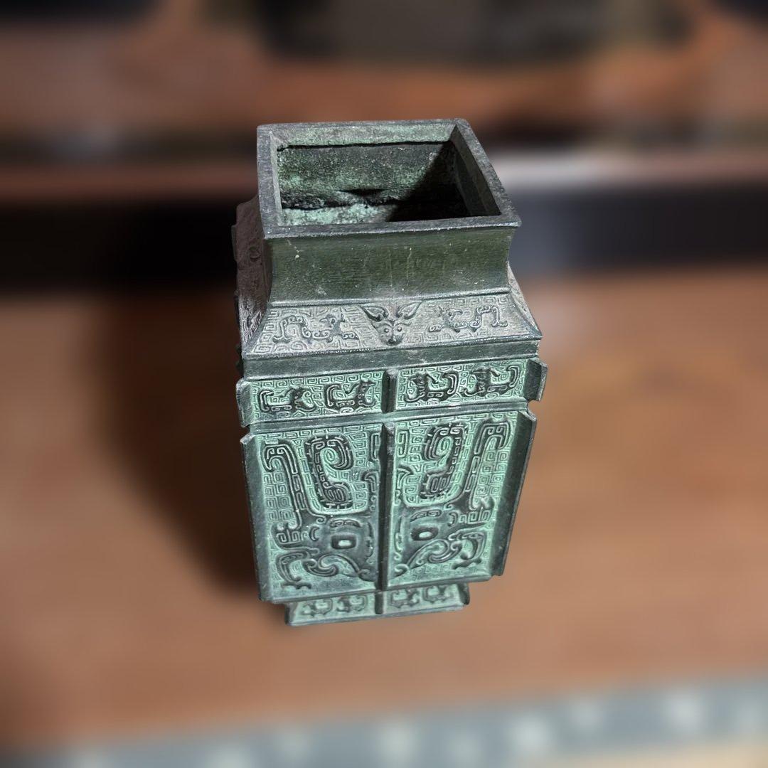 装飾的な金属製四角花瓶