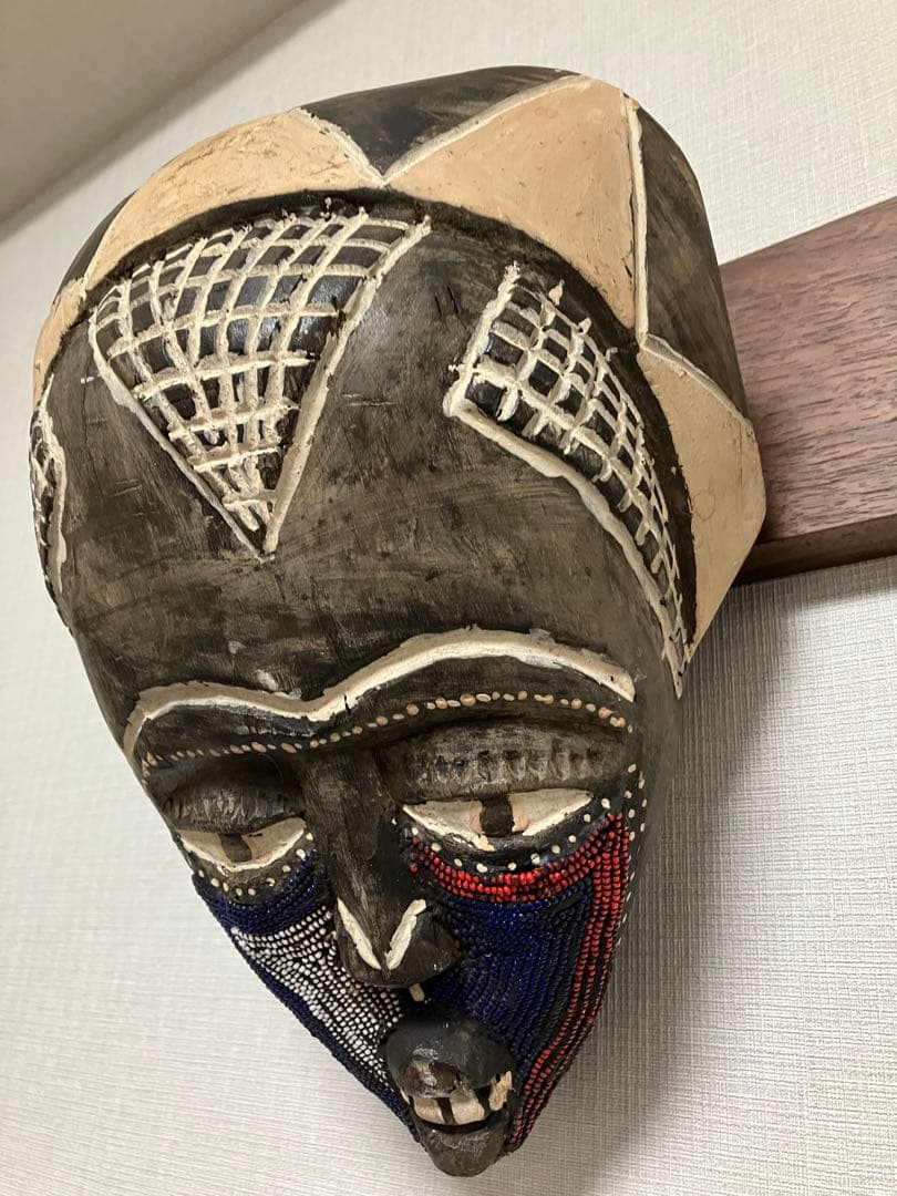 アフリカ 木製マスク ビーズ装飾