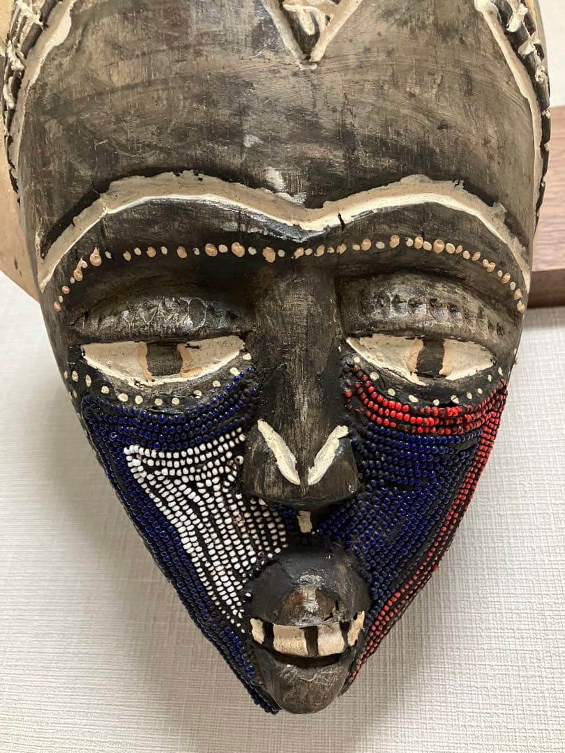 アフリカ 木製マスク ビーズ装飾