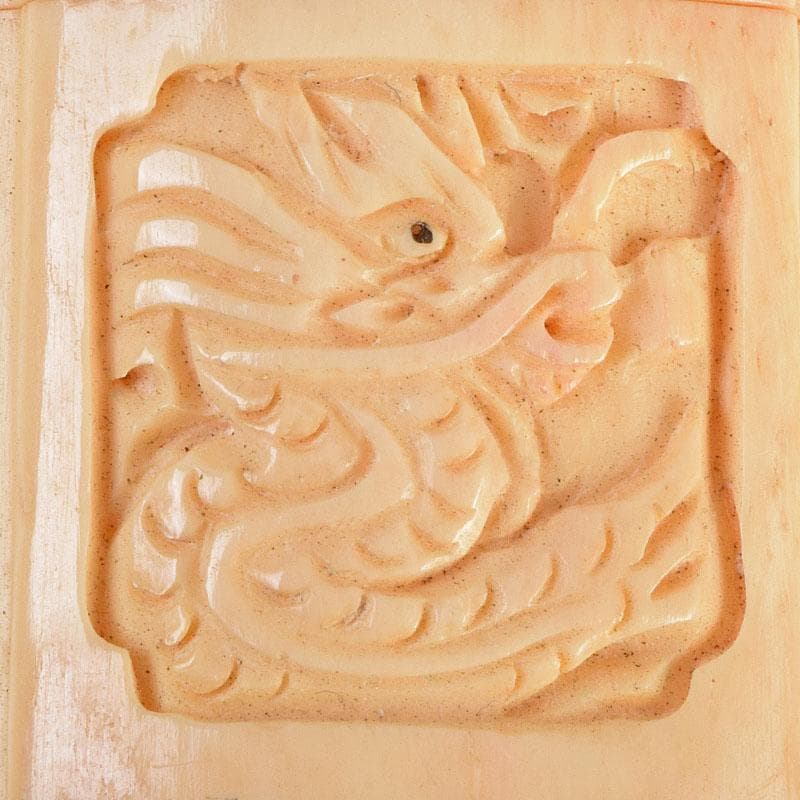 時代提げ物　獣骨彫刻　梟龍魚彫　印籠　薬入　緒締め玉　C　9204