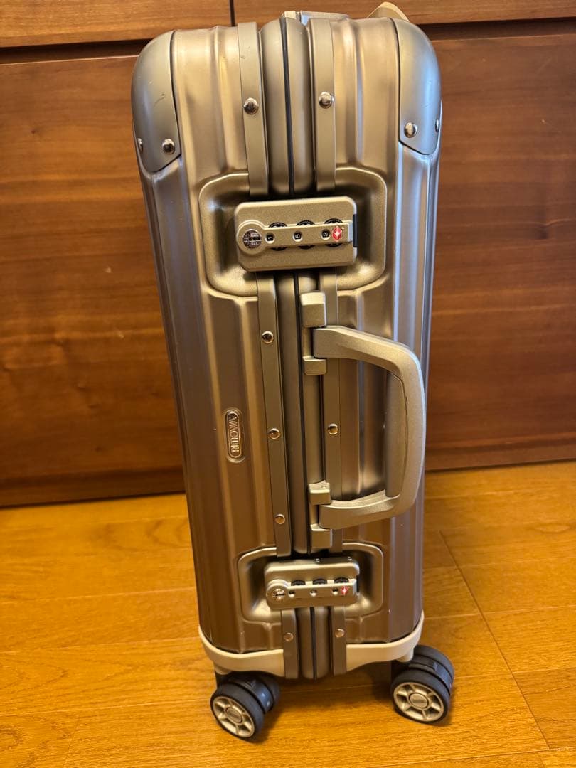 【美品】大人気リモワ32リットル　ゴールドキャリーケース