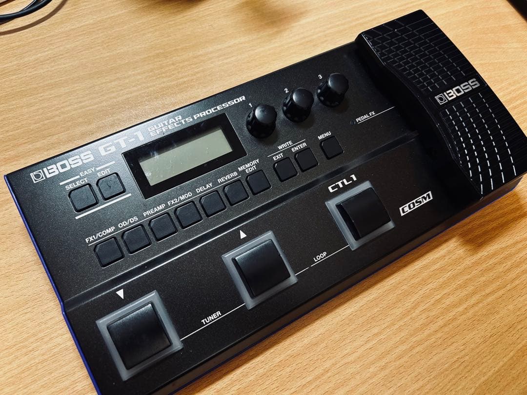 BOSS GT-1 エフェクトプロセッサー 本体とACアダプター