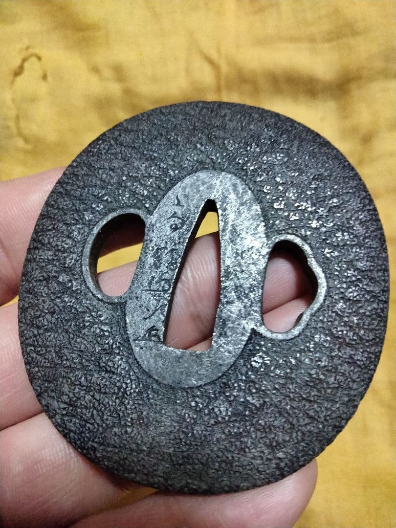 鉄鍔　鐔　(高橋興次花押　縮緬皺図)　江戸時代　箱付き