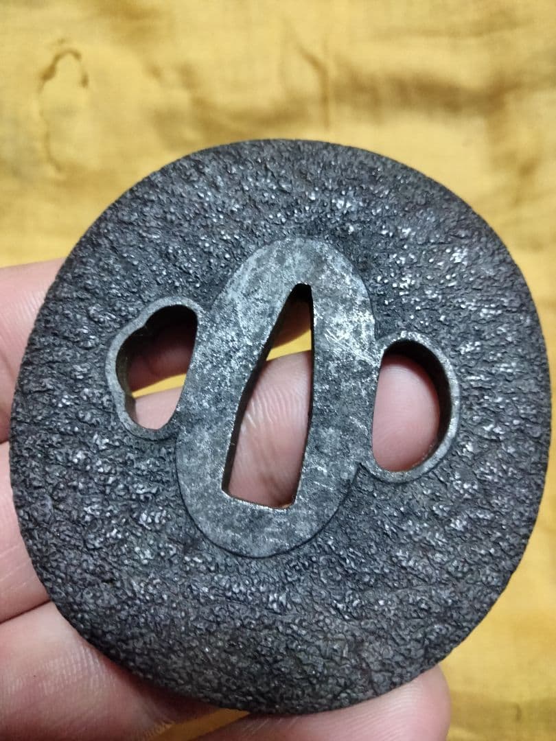 鉄鍔　鐔　(高橋興次花押　縮緬皺図)　江戸時代　箱付き