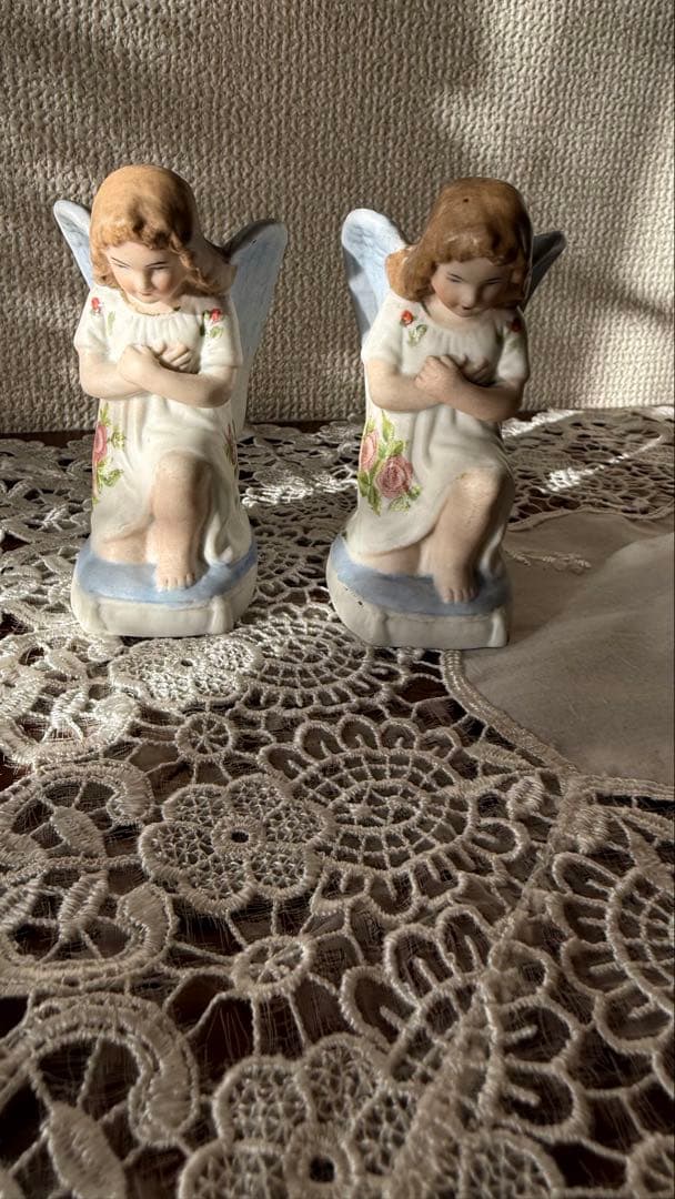 小さなフランス製磁器の双子のエンジェル像