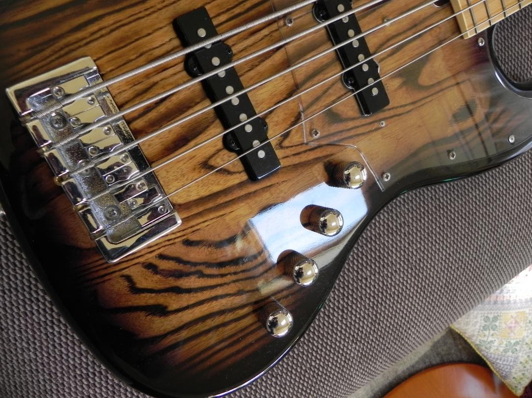 ５弦エレキベース　Bacchusバッカス Hand Craftedシリーズ