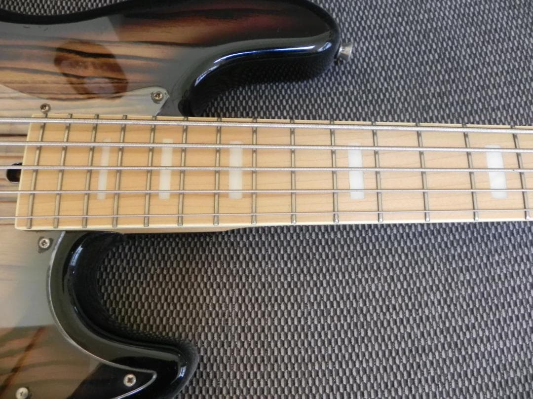 ５弦エレキベース　Bacchusバッカス Hand Craftedシリーズ