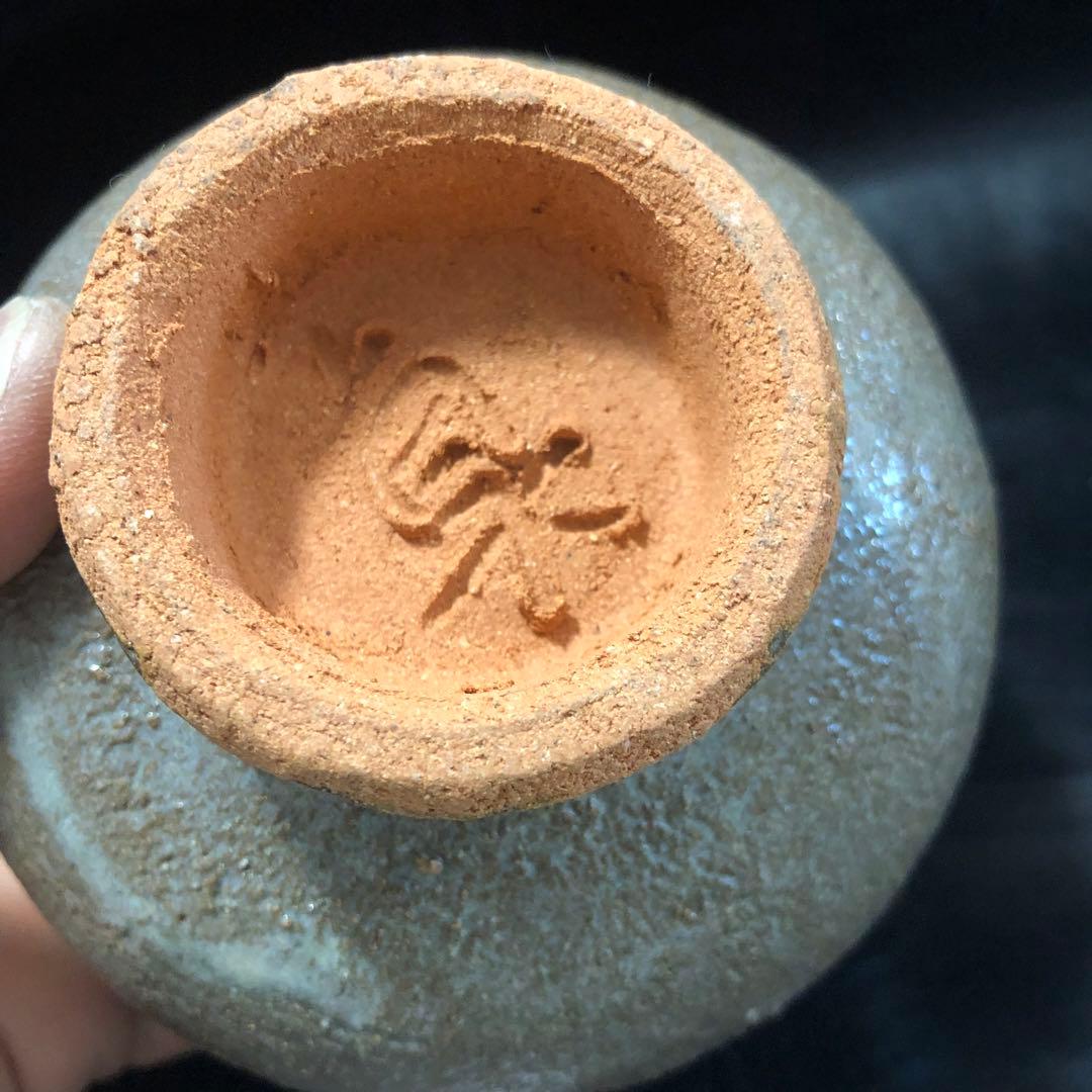 可憐な古美術◾️蔵から高台の高い謎の字が書かれた抹茶茶碗が出てきました。茶道具