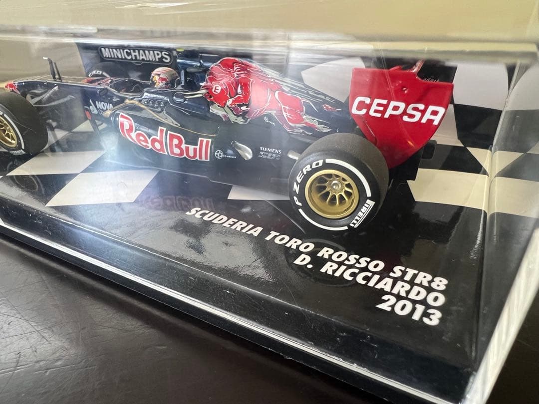F1 TORO ROSSO STR8ダニエルリカルド直筆サイン入り