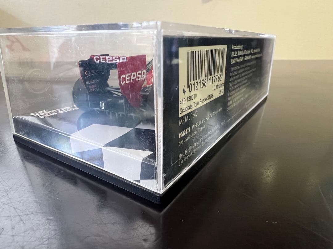 F1 TORO ROSSO STR8ダニエルリカルド直筆サイン入り