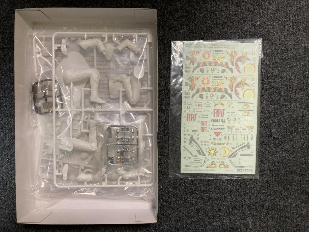 TAMIYA YAMAHA YZR-M1 '09 & ロッシフィギュア