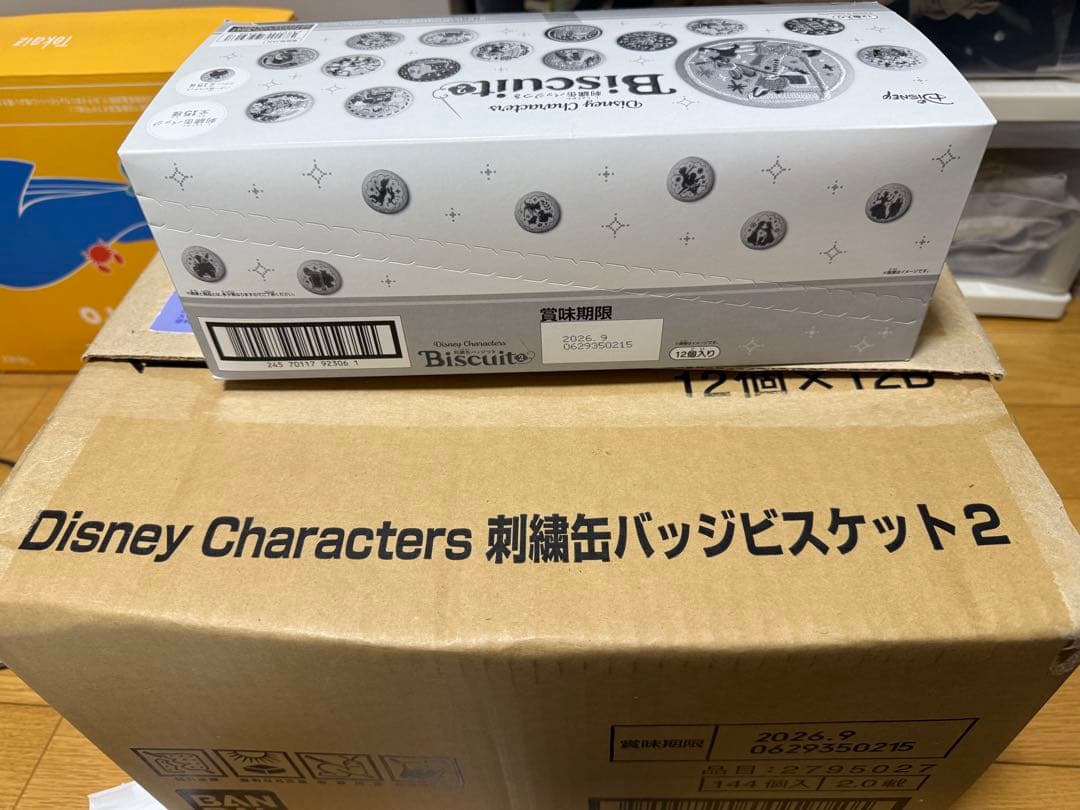 ディズニーキャラクターズ刺繍缶バッジビスケット２新品未開封　1BOX