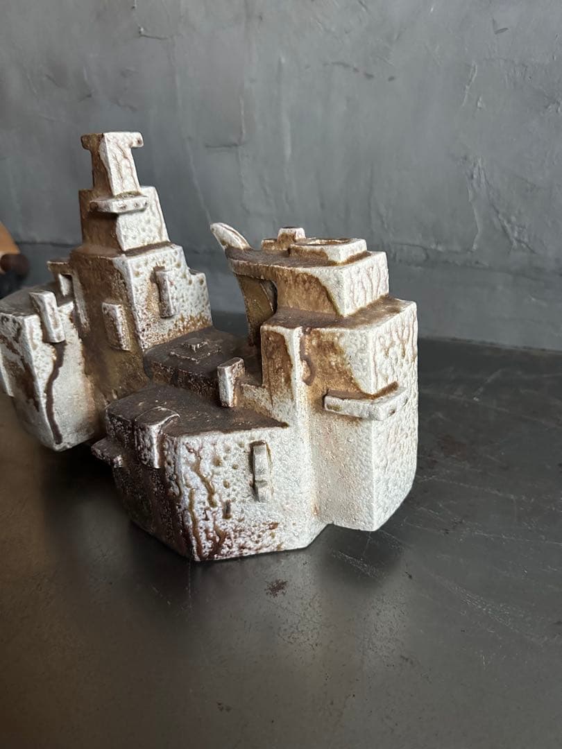 瞬間的お値下げ‼️作家物陶器　花瓶　抽象的陶器彫刻 茶色と白