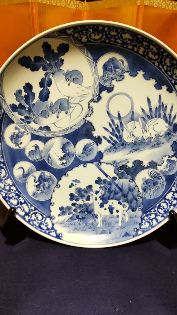 古伊万里　大皿　逆花蛸唐草、十二支文呉須絵大皿です。