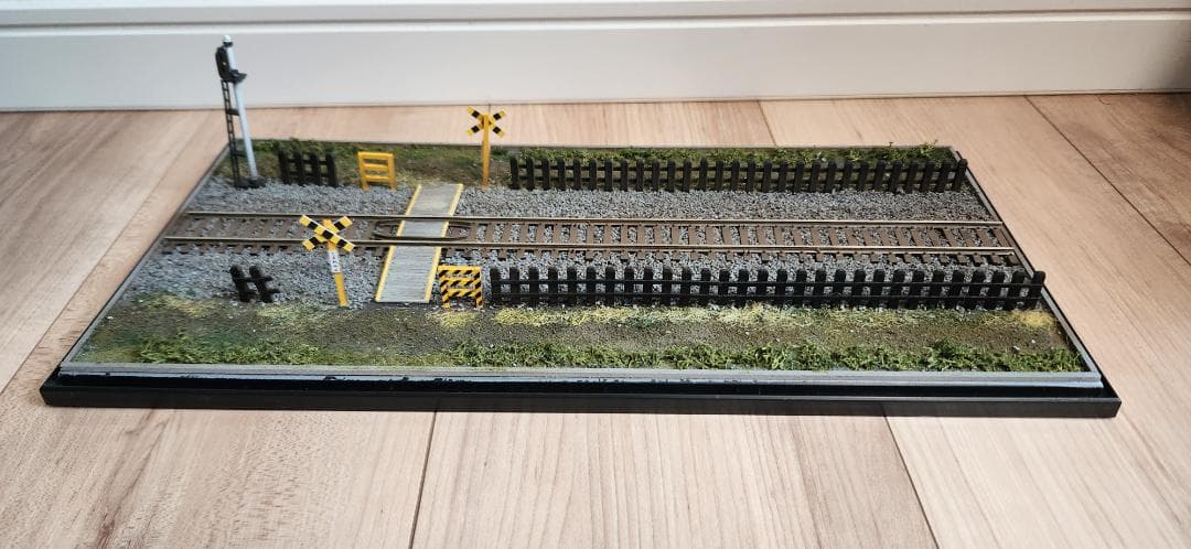 16番・HOゲージ 展示用ジオラマ「踏切のある風景」